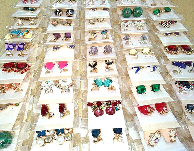 Wholesale 60 Pairs Assorted Women&#39;s Fashion Jewelry Beautiful Rhinestone Earring Stud Earrings Mix Styles