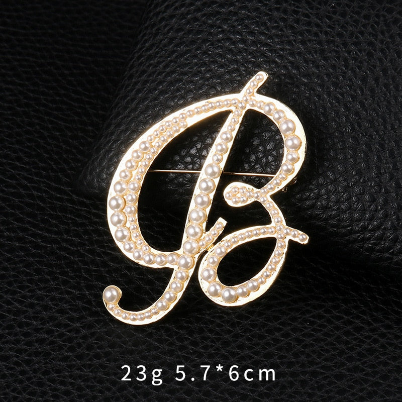 English Letters A K D Pearl Brooches Gold Cardigan Skirt Lapel Pins Female Corsage Luxury Jewelry Gifts for Women Accessories