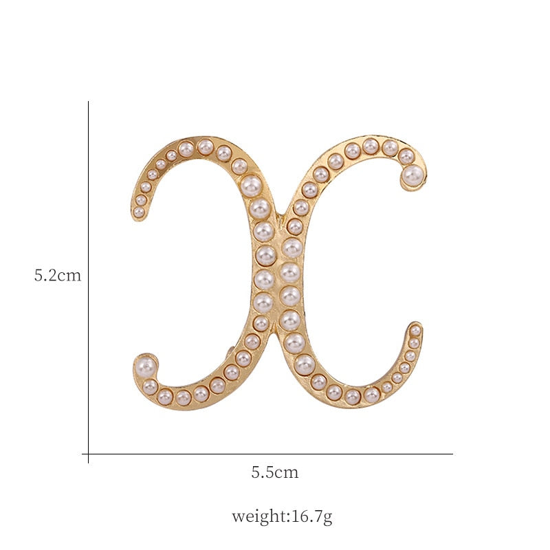 English Letters A K D Pearl Brooches Gold Cardigan Skirt Lapel Pins Female Corsage Luxury Jewelry Gifts for Women Accessories