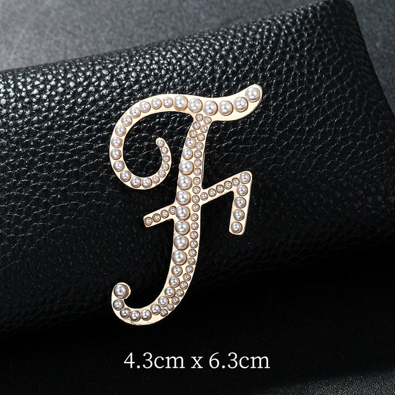 English Letters A K D Pearl Brooches Gold Cardigan Skirt Lapel Pins Female Corsage Luxury Jewelry Gifts for Women Accessories