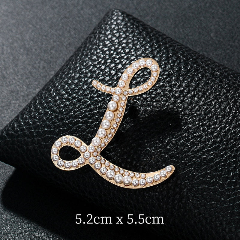 English Letters A K D Pearl Brooches Gold Cardigan Skirt Lapel Pins Female Corsage Luxury Jewelry Gifts for Women Accessories