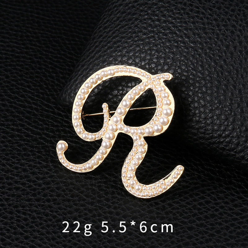 English Letters A K D Pearl Brooches Gold Cardigan Skirt Lapel Pins Female Corsage Luxury Jewelry Gifts for Women Accessories