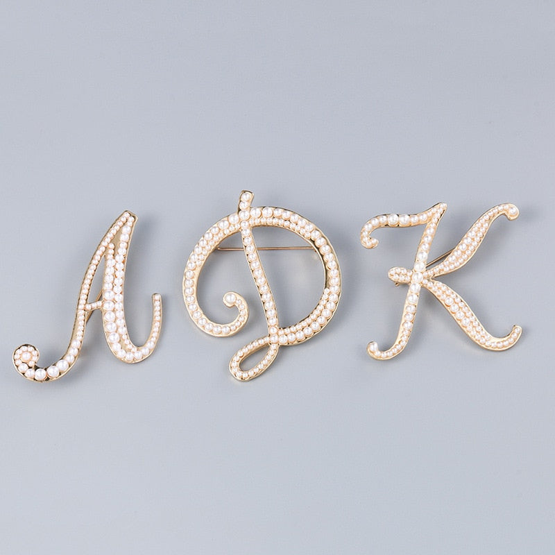 English Letters A K D Pearl Brooches Gold Cardigan Skirt Lapel Pins Female Corsage Luxury Jewelry Gifts for Women Accessories