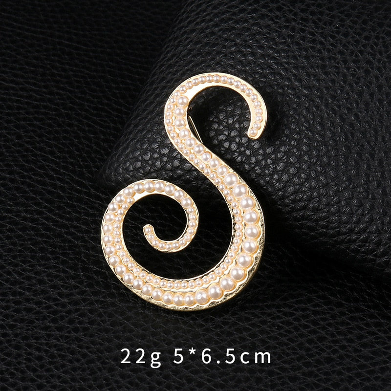 English Letters A K D Pearl Brooches Gold Cardigan Skirt Lapel Pins Female Corsage Luxury Jewelry Gifts for Women Accessories