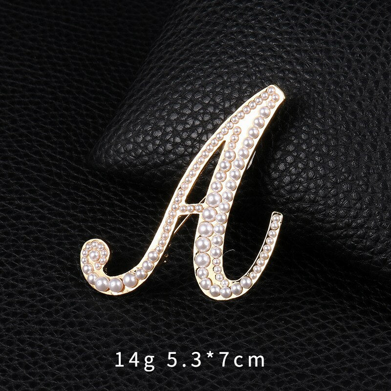 English Letters A K D Pearl Brooches Gold Cardigan Skirt Lapel Pins Female Corsage Luxury Jewelry Gifts for Women Accessories