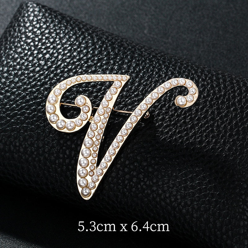 English Letters A K D Pearl Brooches Gold Cardigan Skirt Lapel Pins Female Corsage Luxury Jewelry Gifts for Women Accessories