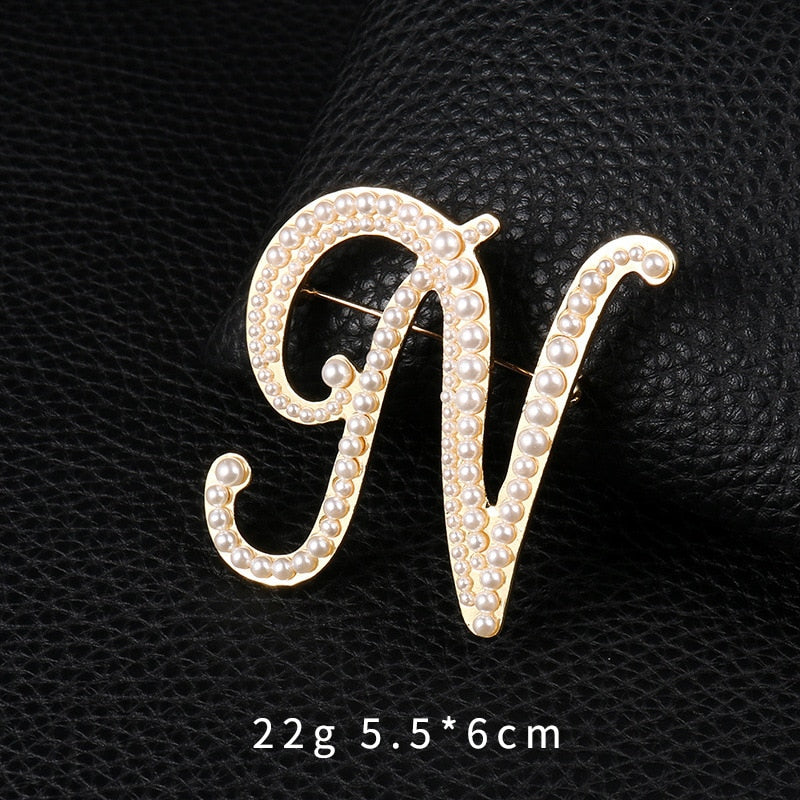 English Letters A K D Pearl Brooches Gold Cardigan Skirt Lapel Pins Female Corsage Luxury Jewelry Gifts for Women Accessories