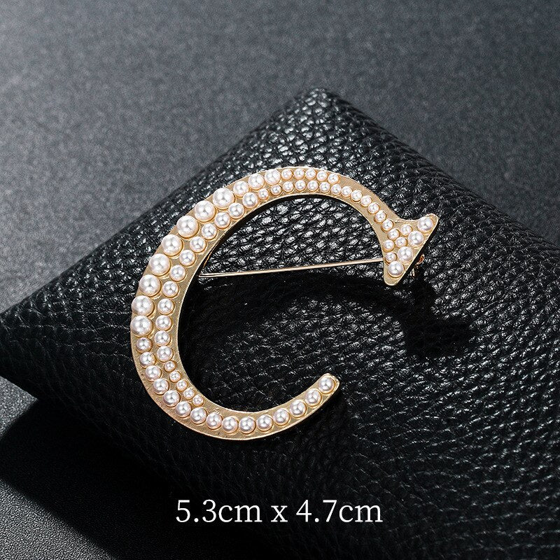 English Letters A K D Pearl Brooches Gold Cardigan Skirt Lapel Pins Female Corsage Luxury Jewelry Gifts for Women Accessories