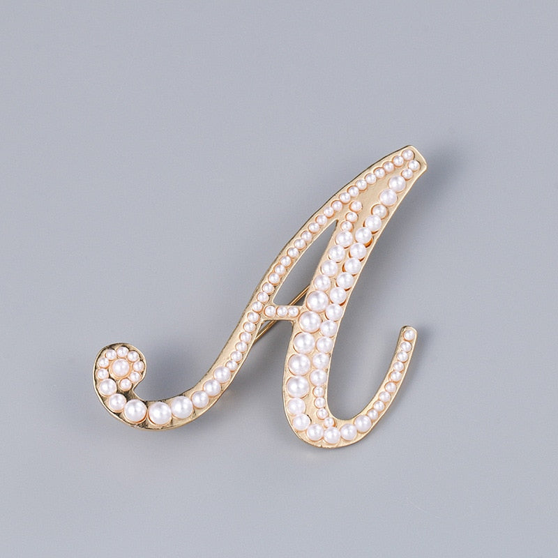 English Letters A K D Pearl Brooches Gold Cardigan Skirt Lapel Pins Female Corsage Luxury Jewelry Gifts for Women Accessories