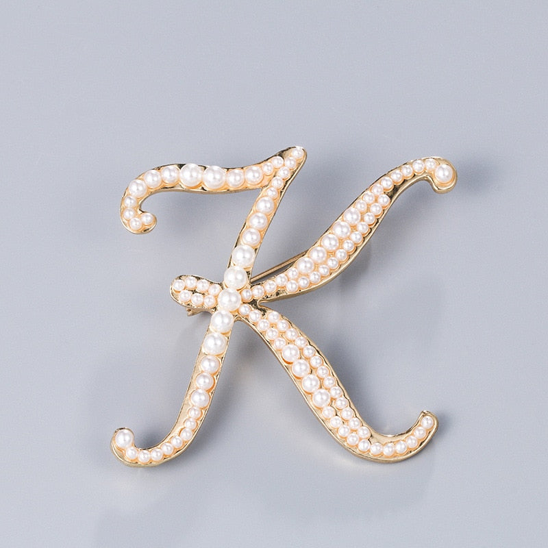 English Letters A K D Pearl Brooches Gold Cardigan Skirt Lapel Pins Female Corsage Luxury Jewelry Gifts for Women Accessories