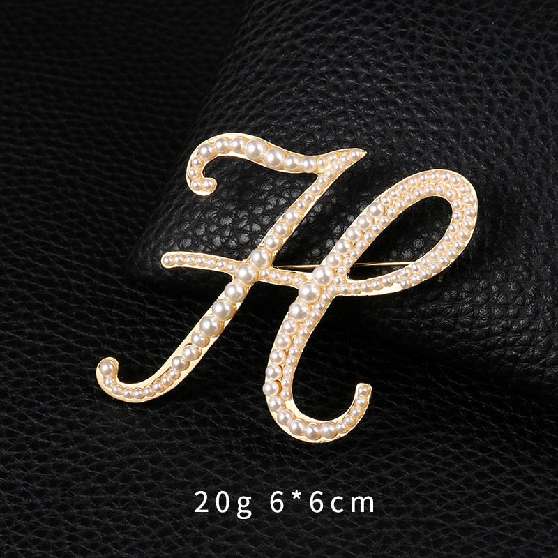 English Letters A K D Pearl Brooches Gold Cardigan Skirt Lapel Pins Female Corsage Luxury Jewelry Gifts for Women Accessories